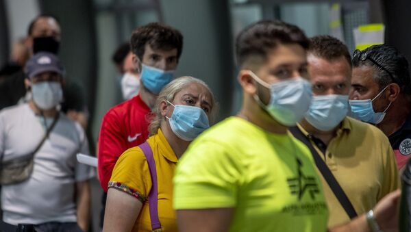Пассажиры в медицинских масках в аэропорту Франкфурта, Германия - 俄罗斯卫星通讯社