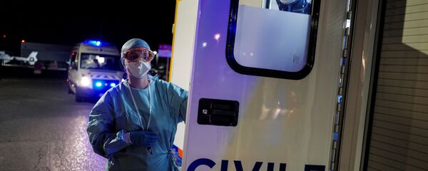 Французские медики у автомобиля скорой помощи, Франция - 俄羅斯衛星通訊社