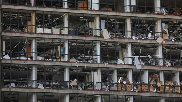 Выбитые стекла в здании, находящемся поблизости от порта Бейрута, где произошел мощный взрыв - 俄羅斯衛星通訊社