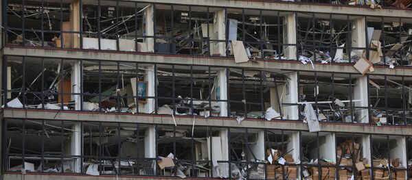 Выбитые стекла в здании, находящемся поблизости от порта Бейрута, где произошел мощный взрыв - 俄罗斯卫星通讯社