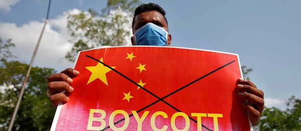 Мужчина с плакатом Бойкот Китаю в Индии - 俄罗斯卫星通讯社
