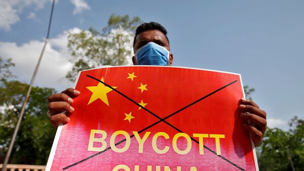 Мужчина с плакатом Бойкот Китаю в Индии - 俄罗斯卫星通讯社