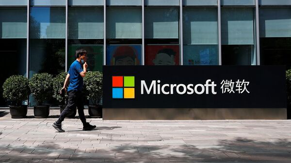 Мужчина на фоне логотипа Microsoft. Пекин - 俄羅斯衛星通訊社