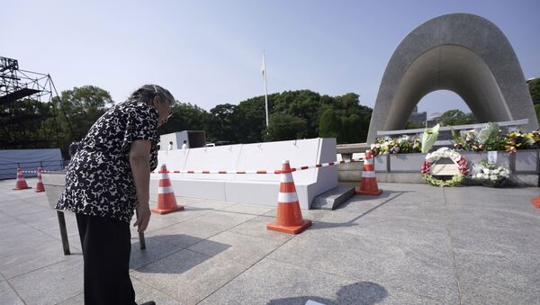 Выжившая во время бомбардировок молится у  Мемориального музея мира в Хиросиме - 俄羅斯衛星通訊社