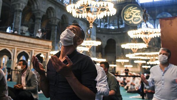 Мусульмане в медицинских масках во время молитвы в соборе Святой Софии в Стамбуле, недавно вновь ставшем мечетью - 俄罗斯卫星通讯社