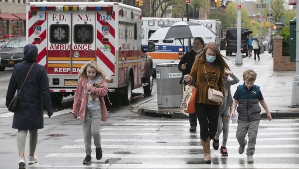 Люди недавлеко от машины скорой помощи на одной из улиц Нью-Йорка - 俄羅斯衛星通訊社