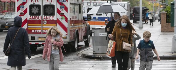 Люди недавлеко от машины скорой помощи на одной из улиц Нью-Йорка - 俄罗斯卫星通讯社
