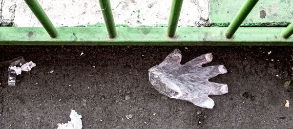 Выброшенные на улицах Тегерана маски и перчатки, Иран - 俄罗斯卫星通讯社