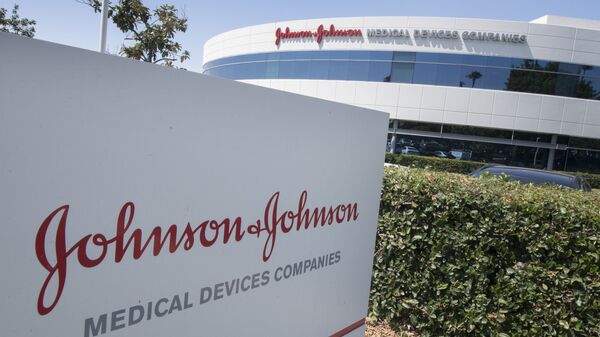 Логотип Johnson & Johnson у входа в офис компании в Ирвине, Калифорния - 俄罗斯卫星通讯社