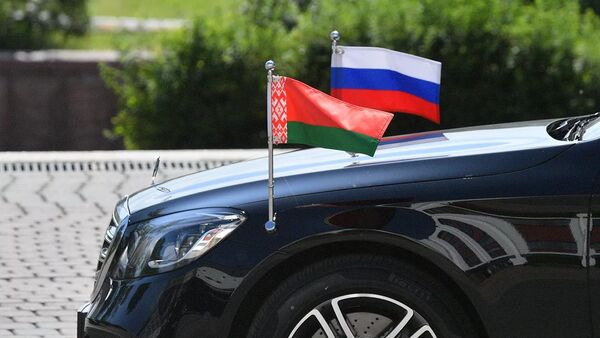 Флаги России и Белоруссии на капоте автомобиля - 俄羅斯衛星通訊社