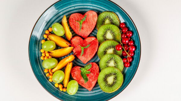 Тарелка с фруктами и ягодами - 俄羅斯衛星通訊社