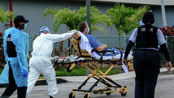 Медики доставляют пациента в госпиталь для коронавирусных больных в Майами, Флорида - 俄羅斯衛星通訊社