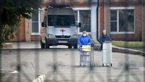 Медсестры у здания Федерального клинического центра высоких медицинских технологий ФМБА в Химках - 俄羅斯衛星通訊社