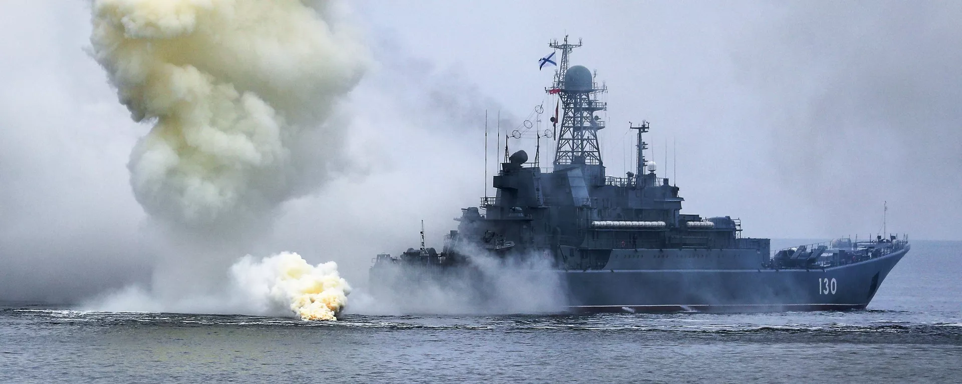 Большой десантный корабль Королев проекта 775 Балтийского флота на учениях по высадке десанта с моря на необорудованное побережье условного противника. - 俄羅斯衛星通訊社, 1920, 23.05.2021