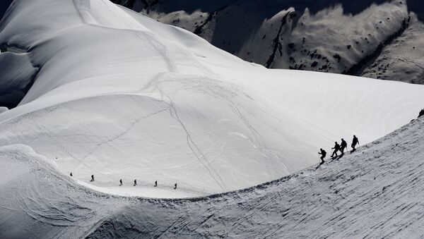Альпинисты в окрестностях горы Монблан во французских Альпах - 俄罗斯卫星通讯社