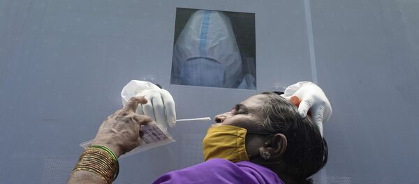 Женщина в мобильном пункте сдачи теста на коронавирус в Хайдарабаде, Индия  - 俄羅斯衛星通訊社