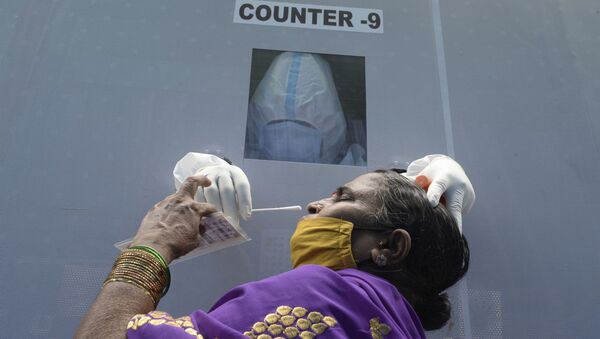 Женщина в мобильном пункте сдачи теста на коронавирус в Хайдарабаде, Индия  - 俄罗斯卫星通讯社