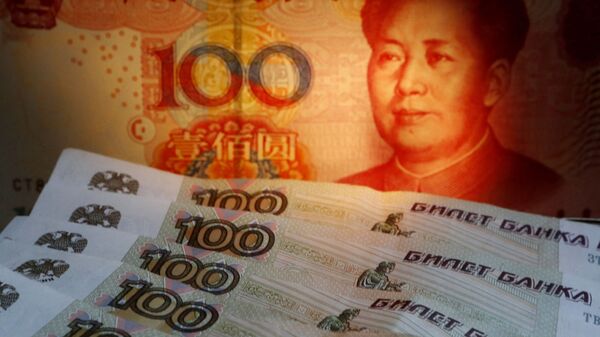 Китайская банкнота номиналом в 100 юаней и сторублевые российские купюры.  - 俄罗斯卫星通讯社