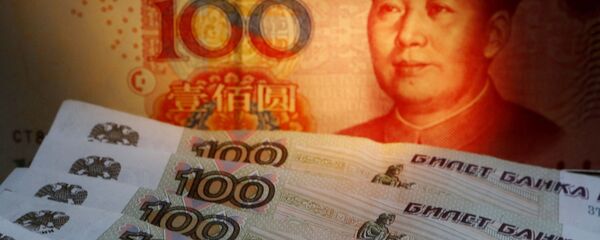 Китайская банкнота номиналом в 100 юаней и сторублевые российские купюры.  - 俄罗斯卫星通讯社