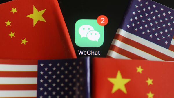 Логотип WeChat над флагами Китая и США - 俄羅斯衛星通訊社