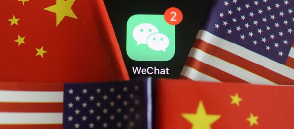 Логотип WeChat над флагами Китая и США - 俄罗斯卫星通讯社