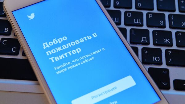 Страница социальной сети Twitter на экране смартфона - 俄羅斯衛星通訊社