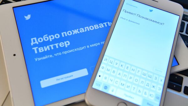 Страница социальной сети Twitter на экранах смартфона и планшета.  - 俄罗斯卫星通讯社