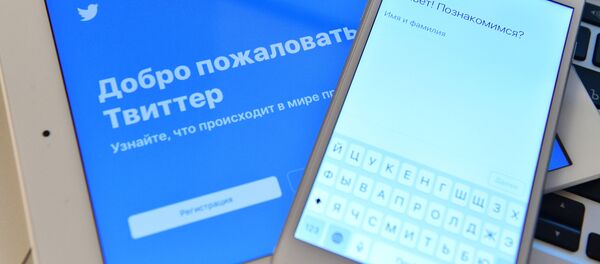 Страница социальной сети Twitter на экранах смартфона и планшета.  - 俄羅斯衛星通訊社