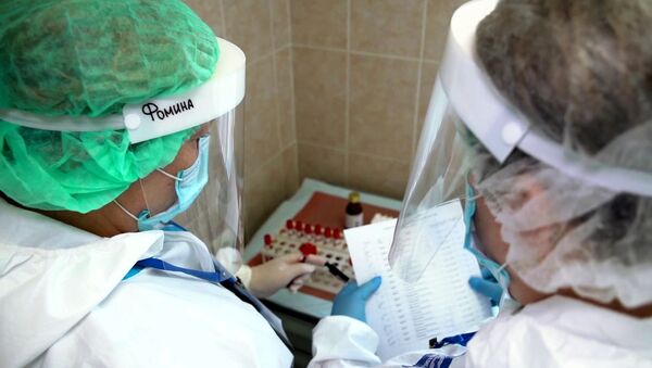 Врачи складывают пробирки с кровью для анализа перед выпиской добровольцев испытаний вакцины от коронавируса - 俄罗斯卫星通讯社