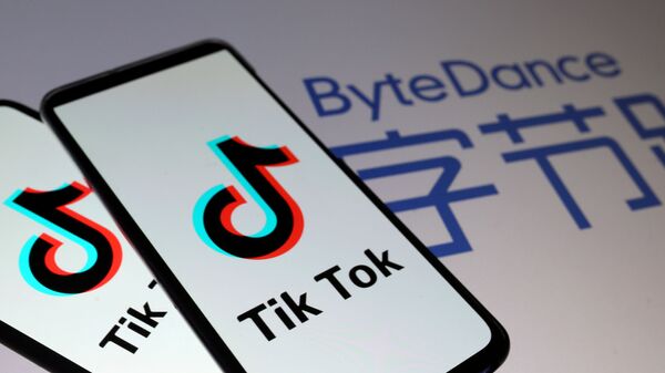 Смартфоны с логотипом TikTok, на фоне логотипа китайской компании ByteDance, владеющей данным сервисом - 俄罗斯卫星通讯社
