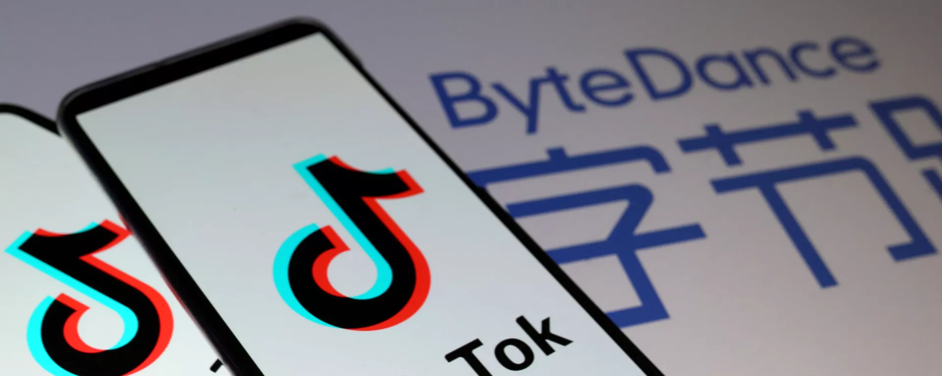Смартфоны с логотипом TikTok, на фоне логотипа китайской компании ByteDance, владеющей данным сервисом - 俄羅斯衛星通訊社, 1920, 08.07.2021