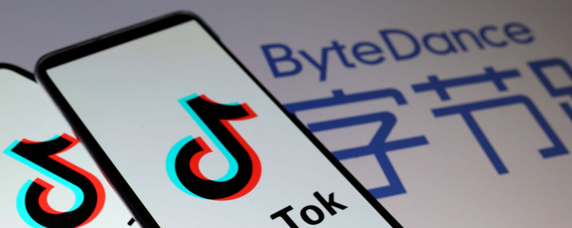 Смартфоны с логотипом TikTok, на фоне логотипа китайской компании ByteDance, владеющей данным сервисом - 俄罗斯卫星通讯社, 1920, 08.07.2021