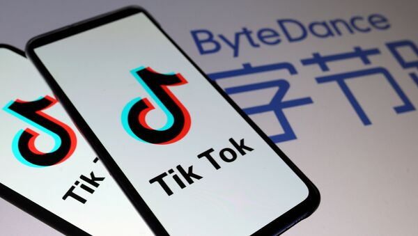 Смартфоны с логотипом TikTok, на фоне логотипа китайской компании ByteDance, владеющей данным сервисом - 俄罗斯卫星通讯社