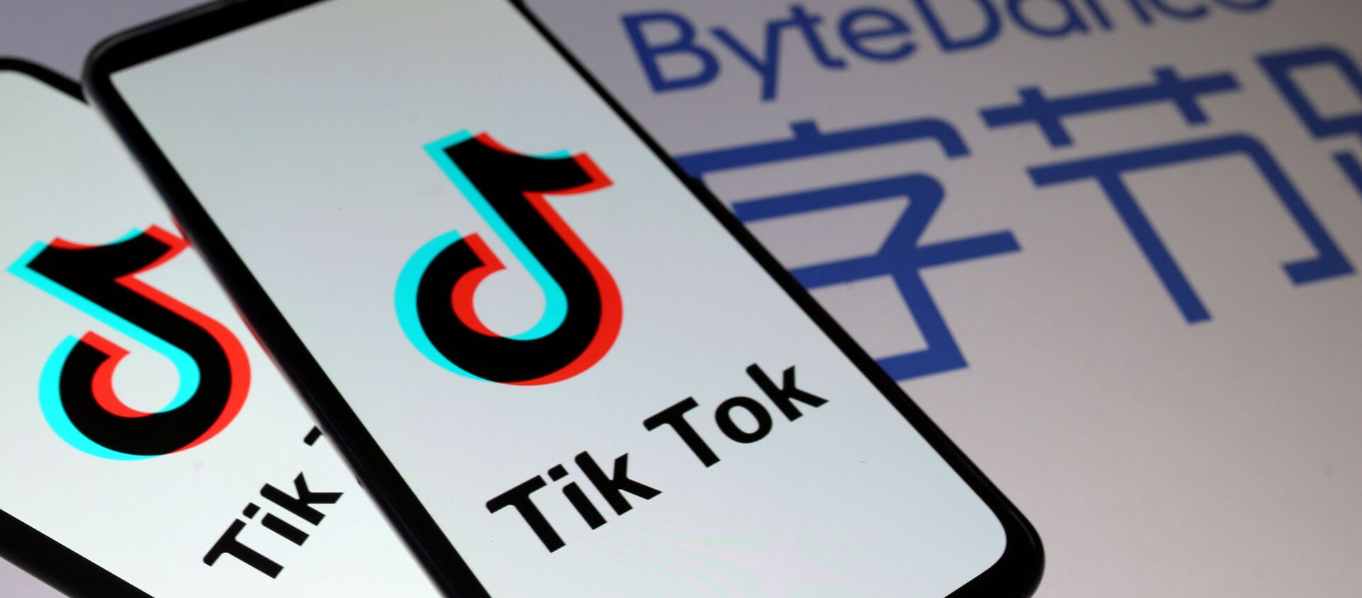 Смартфоны с логотипом TikTok, на фоне логотипа китайской компании ByteDance, владеющей данным сервисом - 俄罗斯卫星通讯社, 1920, 08.07.2021