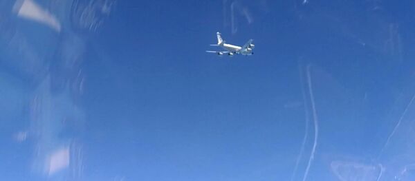 Вид на самолет-разведчик RC-135 ВВС США с борта истребителя Су-27, который перехватил два американских самолета над Черном морем - 俄罗斯卫星通讯社
