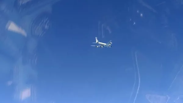 Вид на самолет-разведчик RC-135 ВВС США с борта истребителя Су-27, который перехватил два американских самолета над Черном морем - 俄羅斯衛星通訊社