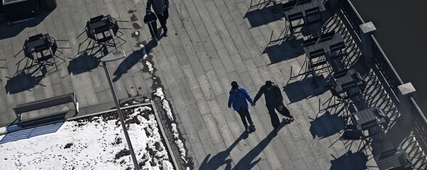 Прохожие на набережной Москвы-реки - 俄罗斯卫星通讯社