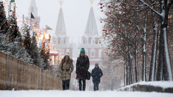 Прохожие во время снегопада на Красной площади в Москве - 俄罗斯卫星通讯社