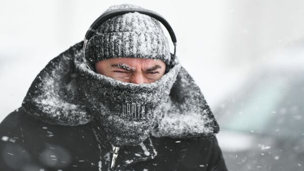 Прохожий во время снегопада в Москве - 俄罗斯卫星通讯社
