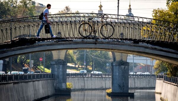 Прохожий на мосту через реку Яузу в Москве - 俄罗斯卫星通讯社