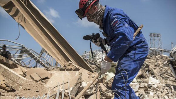 Сотрудник МЧС РФ на месте разбора завалов после взрыва в Бейруте - 俄罗斯卫星通讯社