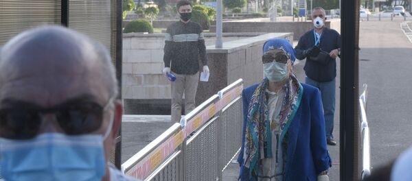 Дезинфицирующий тоннель перед входом на железнодорожный вокзал в Ташкенте - 俄羅斯衛星通訊社