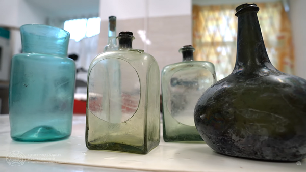 芬兰湾深处打捞起距今200年的杜松子酒瓶 - 俄罗斯卫星通讯社