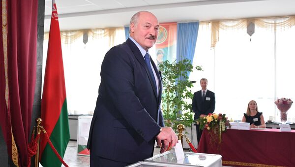 Александр Лукашенко голосует на выборах президента Белоруссии - 俄罗斯卫星通讯社