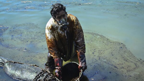 一名工人正在清理毛里求斯燃油洩漏 - 俄羅斯衛星通訊社