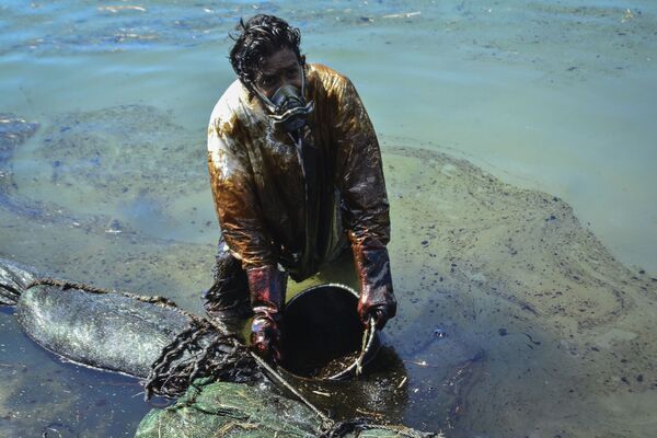 一名工人正在处理毛里求斯燃油泄漏 - 俄罗斯卫星通讯社
