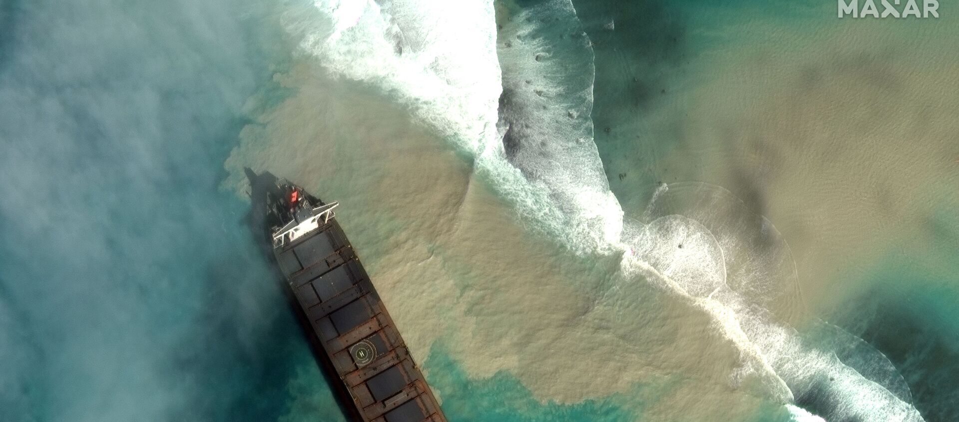 Вид на сухогруз MV Wakashio и разлившуюся нефть у Маврикия  - 俄羅斯衛星通訊社, 1920, 23.02.2021
