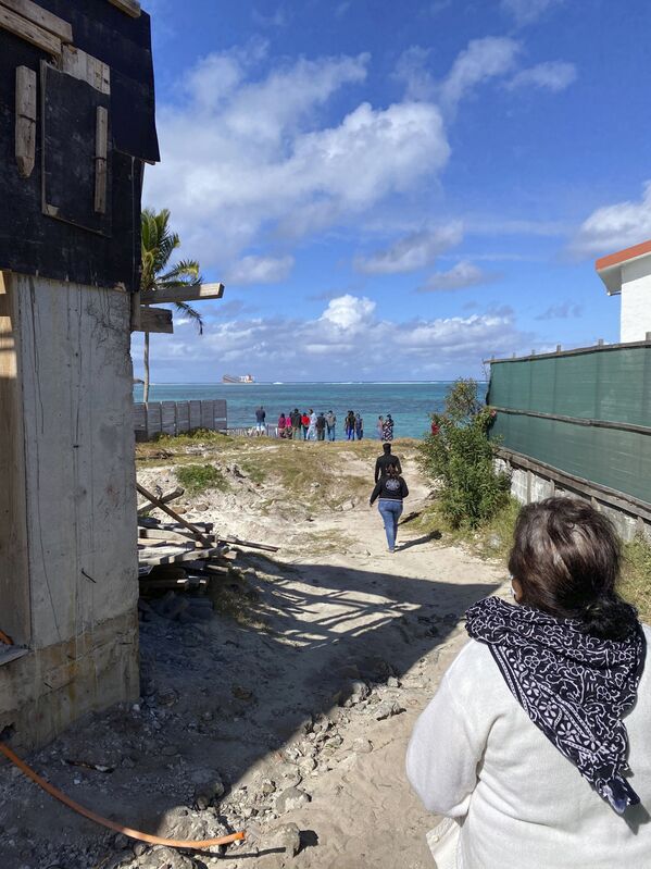 人們前往毛里求斯漏油地區的海岸 - 俄羅斯衛星通訊社