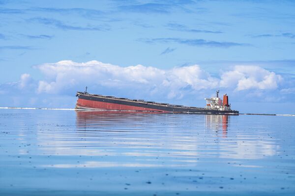 在毛里求斯东南部海岸搁浅的“MV Wakashio”号散货船 - 俄罗斯卫星通讯社
