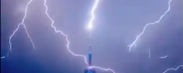 上海東方明珠被閃電“擊中”瞬間 上海東方明珠被閃電“擊中”瞬間 - 俄羅斯衛星通訊社